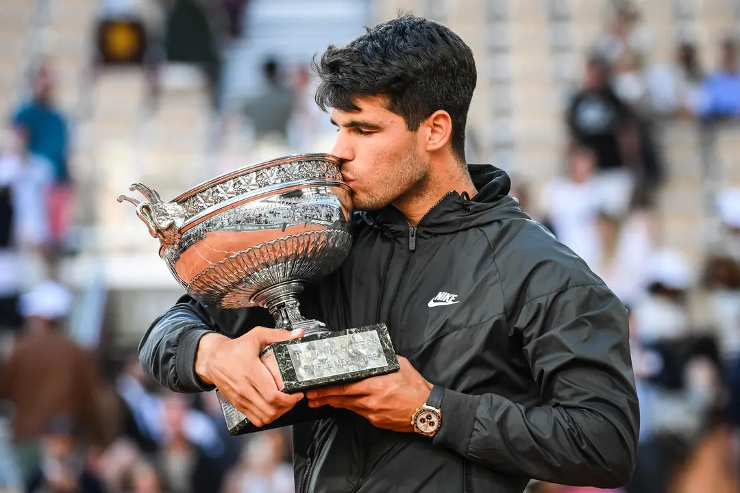Carlos Alcaraz besa su trofeo de campe&oacute;n de Roland Garros 2024 (foto: EP)
