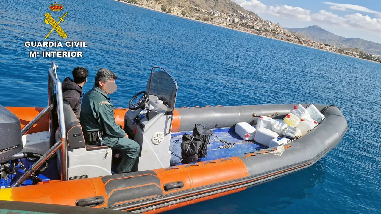Lancha con &eacute;xtasis interceptada en Mazarr&oacute;n (foto: GC)