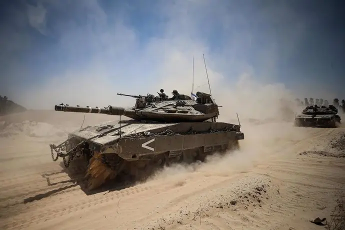 Imagen de archivo de un tanque israel&iacute; en la frontera con la Franja de Gaza (foto: EP)