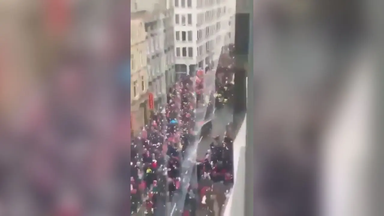 Atropello masivo en Liverpool durante el desfile de celebraci&oacute;n del equipo de f&uacute;tbol de la ciudad tras conseguir la Premier League (foto: X)