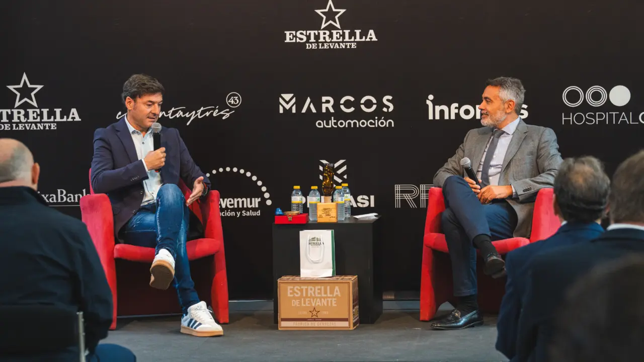 El seleccionador sub-21 Santi Denia charla con Juan Cervantes en los Aperitivos SBW con Estrella de Levante