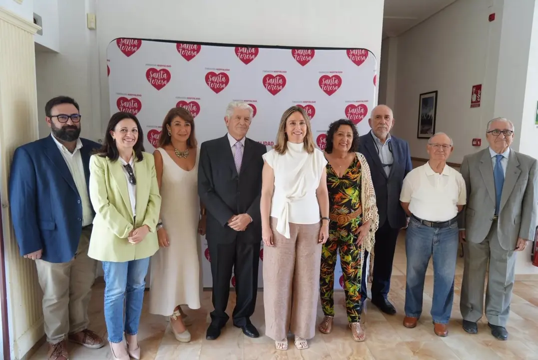 La consejera de Pol&iacute;tica Social, Conchita Ruiz, la concejala de Bienestar Social del Ayuntamiento de Cartagena, Cristina Mora, y el presidente de la Fundaci&oacute;n Hospitalidad Santa Teresa, Alonso G&oacute;mez, junto a los patronos y profesionales de la entidad - GOBIERNO DE MURCIA