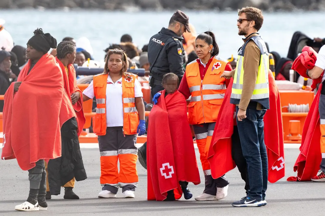 Imagen de archivo de los servicios de emergencia atendiendo el pasado enero a migrantes reci&eacute;n rescatados de un cayuco (foto: EP)