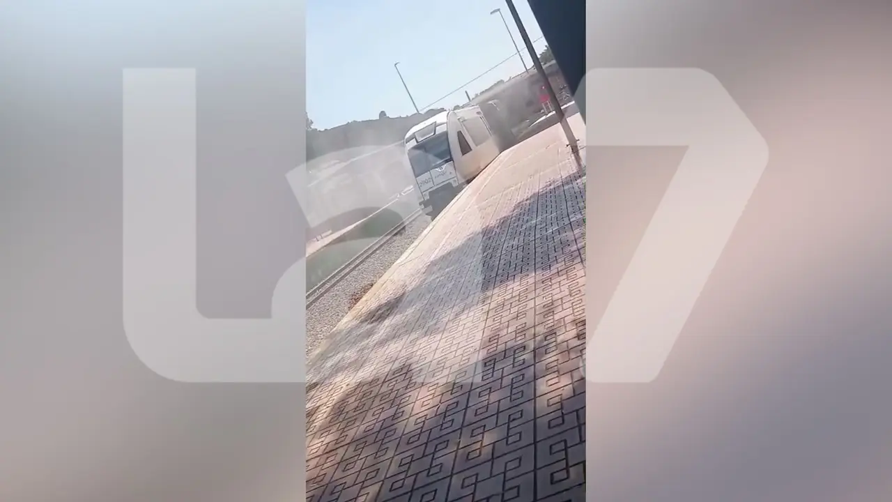Tren que ha ardido en La Uni&oacute;n este viernes (foto: La 7/Marina Egea)
