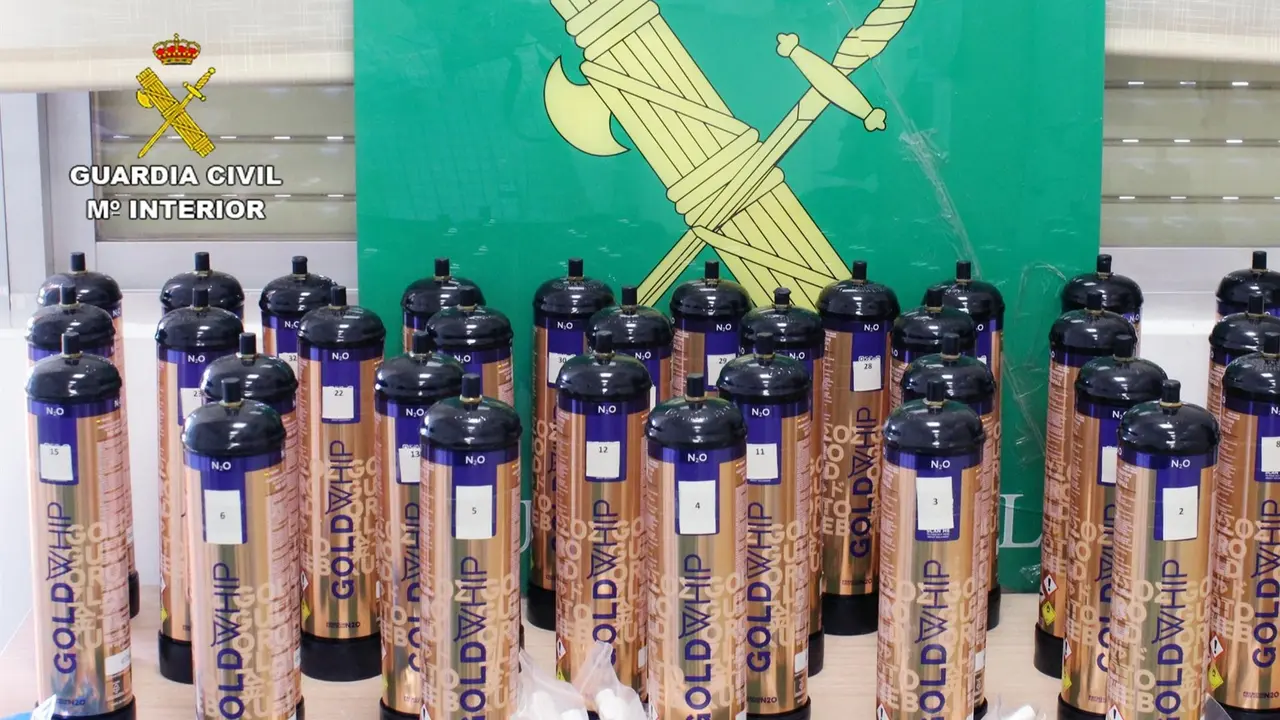 Botellas de &oacute;xido nitroso intervenidas por la Guardia Civil en un veh&iacute;culo abandonado por su conductor, que ha sido detenido, en el arc&eacute;n de la autov&iacute;a A-30 (foto: GC)