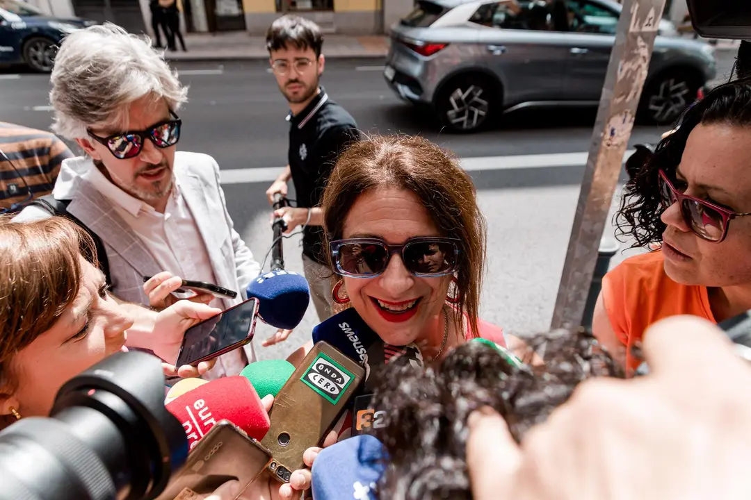 La exconcejal socialista Leire D&iacute;ez atiende a los medios a su llegada a la sede del PSOE en Ferraz
