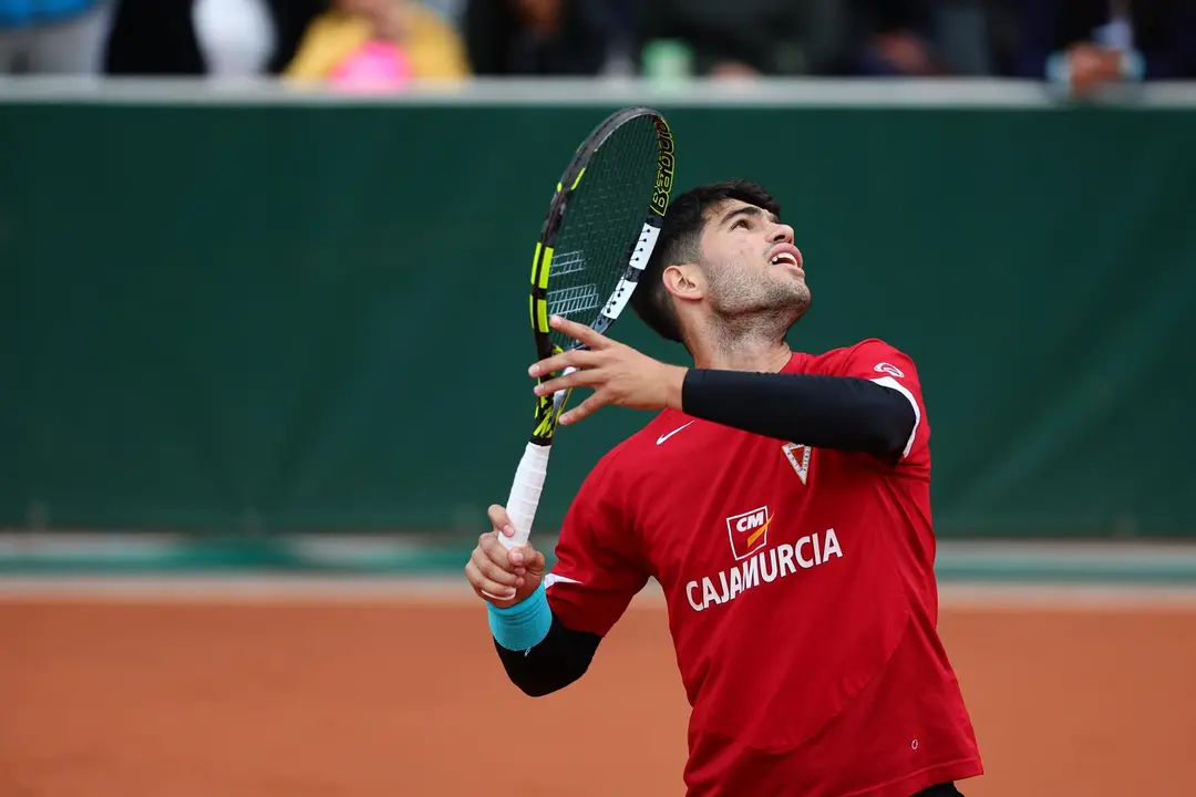 Carlos Alcaraz entrena en Roland Garros con una camiseta del Real Murcia