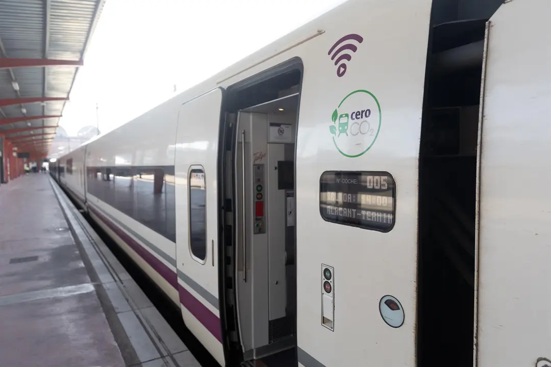 Archivo - Un tren de Renfe en la estaci&oacute;n de Chamart&iacute;n-Clara Campoamor