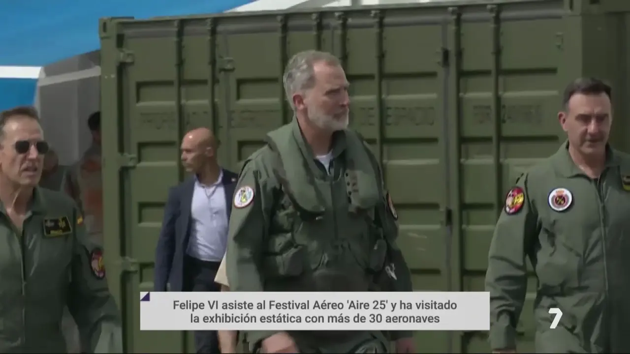 Felipe VI ha llegado a la Academia General del Aire de San Javier y se ha subido a uno de los nuevos aviones Pilatus (foto:La 7)