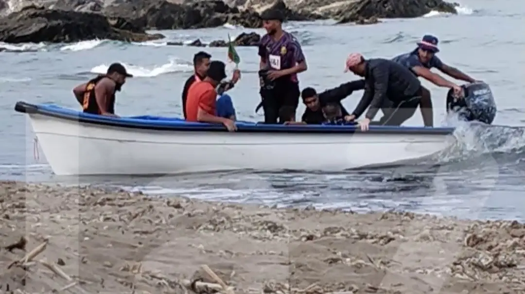 Inmigrantes ilegales de nacionalidad argelina llegan a la playa mazarronera de Percheles (foto: La 7)