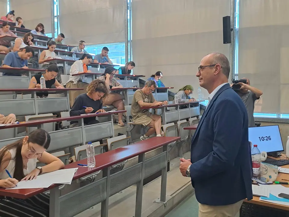 El consejero de Educaci&oacute;n y Formaci&oacute;n Profesional, V&iacute;ctor Mar&iacute;n, visita una de las sedes donde se celebran hoy las oposiciones a Secundaria.