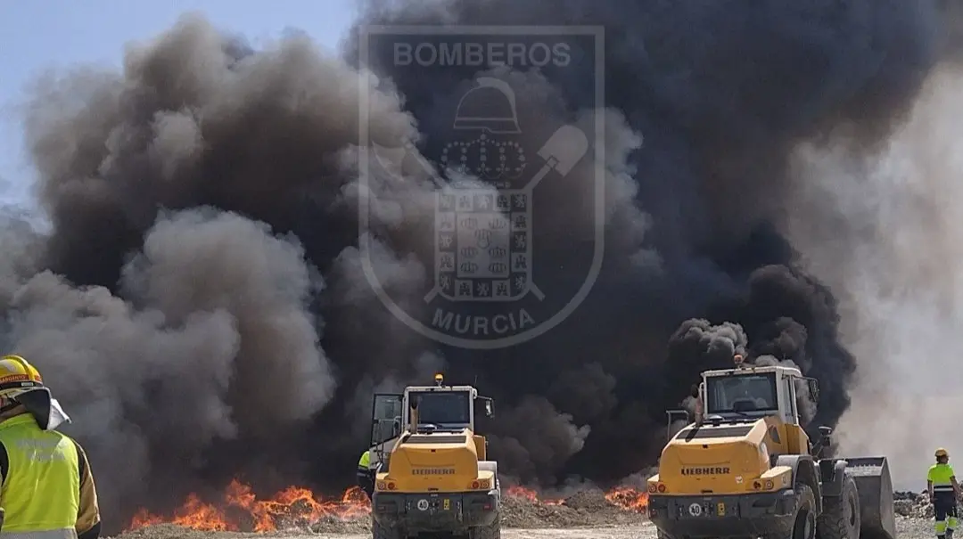 Los bomberos de Murcia tratan de extinguir un incendio en la planta de reciclaje de Ca&ntilde;ada Hermosa (foto: Bomberos Murcia)