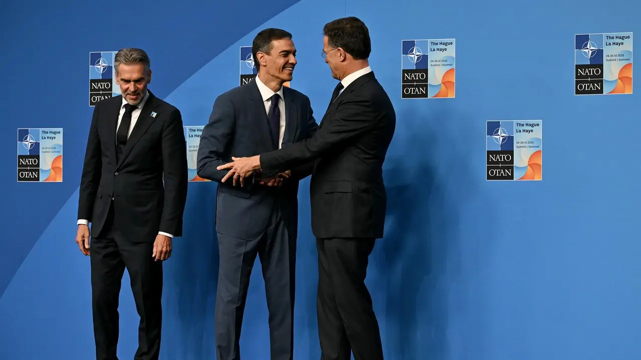 El presidente del Gobierno, Pedro S&aacute;nchez, a su llegada a la cumbre de la OTAN saludando al secretario general, Mark Rutte (foto: EP)