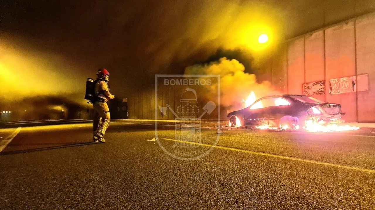 Arde un veh&iacute;culo en el interior del t&uacute;nel de la MU-30 a la altura de Alcantarilla (foto: Bomberos Murcia)
