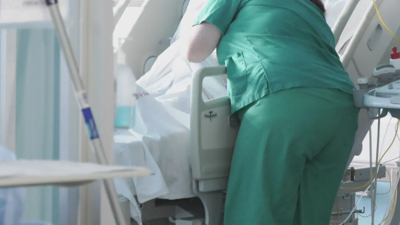 Enfermera en el hospital Virgen de la Arrixaca (foto: La 7)