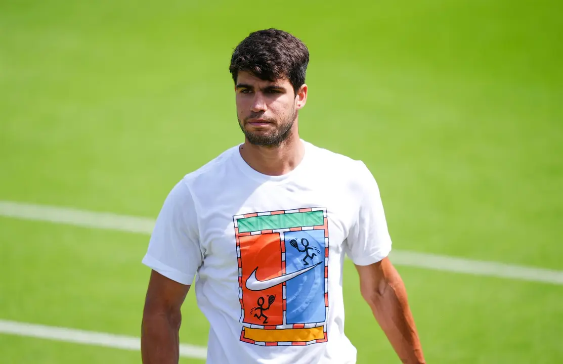 Carlos Alcaraz durante un entrenamiento previo a Wimbledon