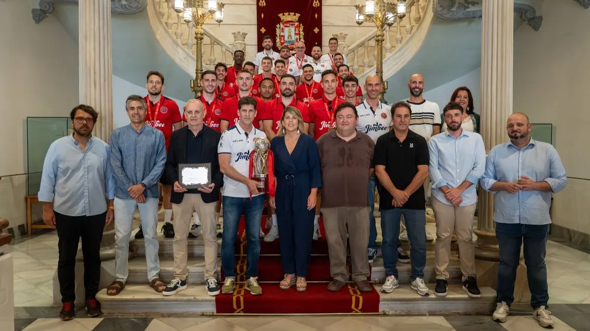 La alcaldesa de Cartagena, Noelia Arroyo, recibe a la plantilla del Jimbee Cartagena (foto: Ayuntamiento de Cartagena)