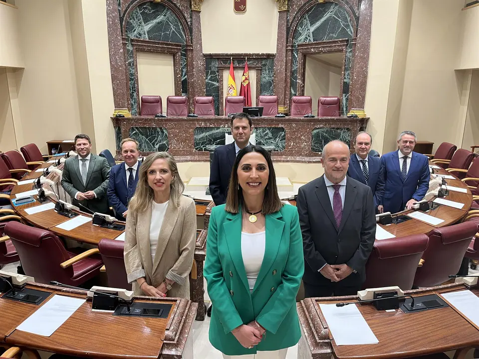 La consejera de Agua, Agricultura, Ganader&iacute;a y Pesca, Sara Rubira, junto a su equipo, en el hemiciclo de la Asamblea Regional