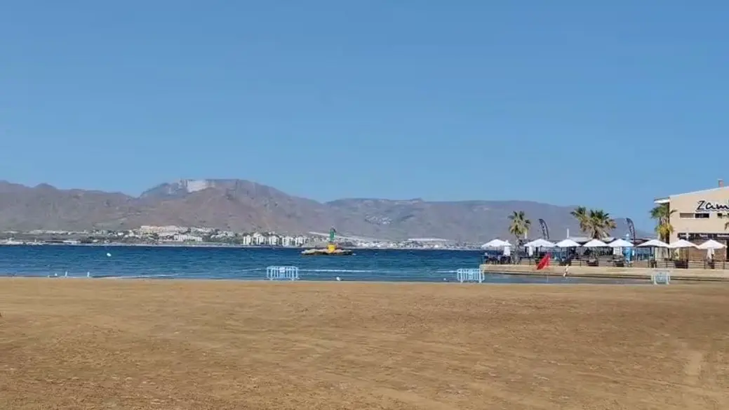 Playa cerrada en el Puerto de Mazarr&oacute;n