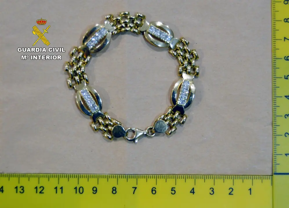 Guardia Civil detiene a una mujer por robar joyas en la casa de su vecina con unas llaves extraviadas (foto: GC)