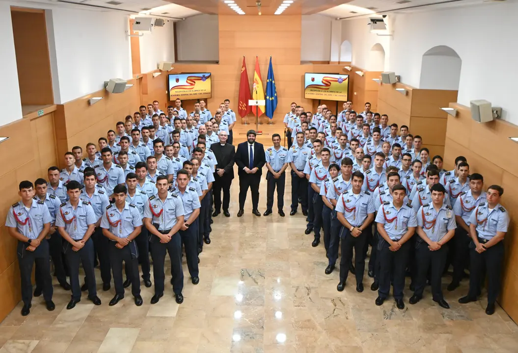 L&oacute;pez Miras recibe a los alumnos que han concluido su formaci&oacute;n en la Academia General del Aire de San Javier
