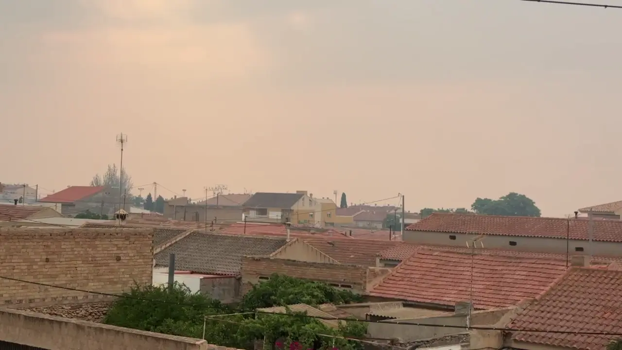 Ambiente cargado y un olor persistente a quemado en zonas de la Regi&oacute;n de Murcia (foto: La 7)