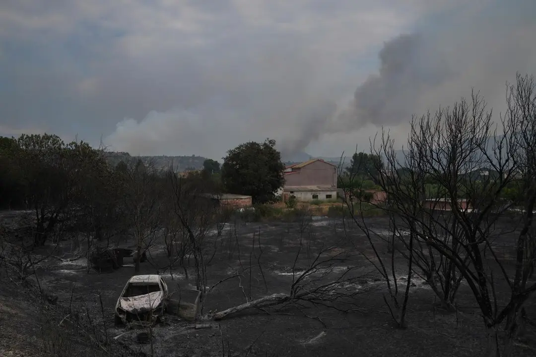 Un veh&iacute;culo calcinado por el incendio de la localidad tarraconense de Pa&uuml;l (foto: EP)