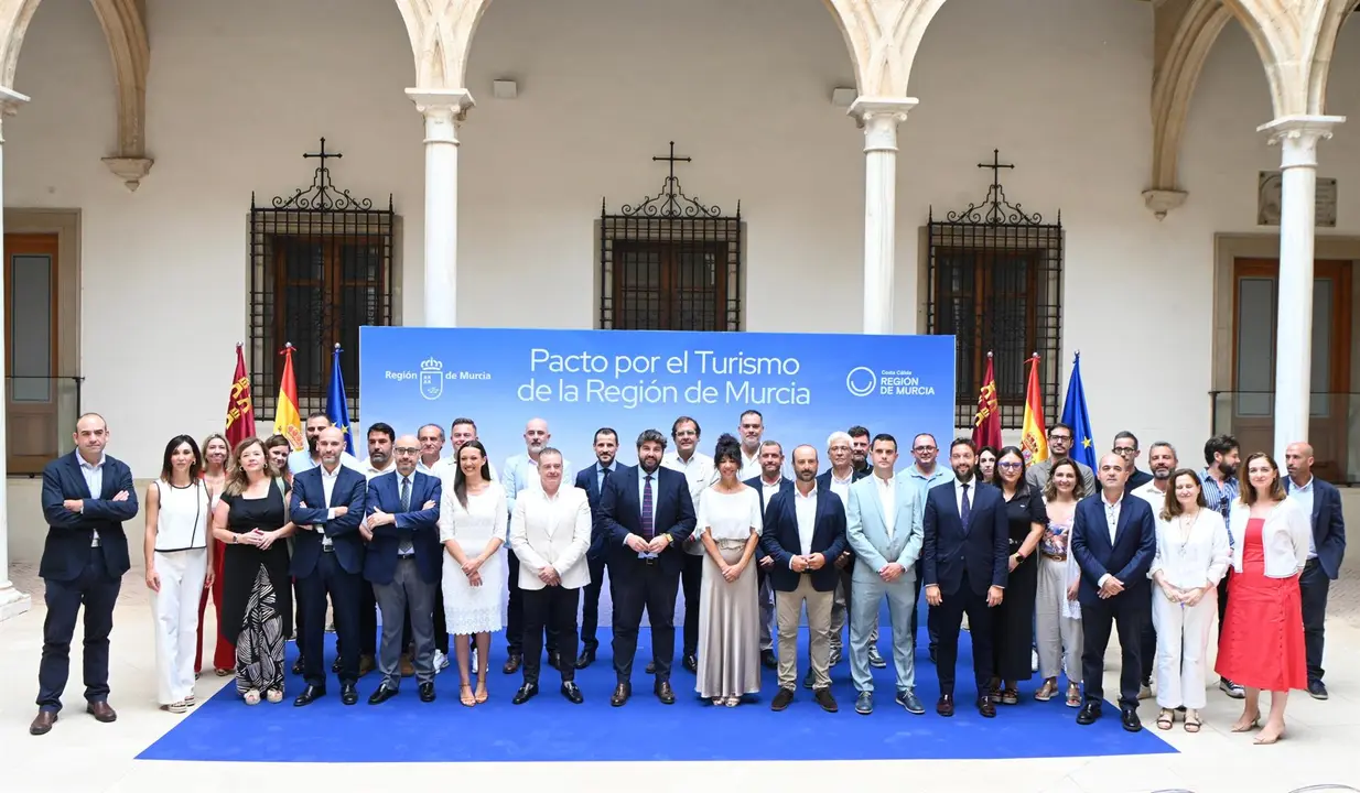 El jefe del Ejecutivo regional, Fernando L&oacute;pez Miras, preside el acto de firma del primer Pacto por el Turismo de la Regi&oacute;n de Murcia