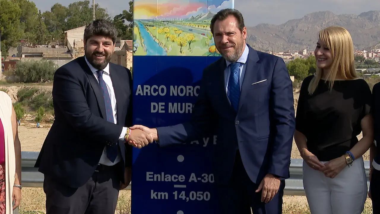 Imagen de archivo de Fernando L&oacute;pez Miras y &Oacute;scar Puente en la inauguraci&oacute;n de uno de los tramos del Arco Noroeste