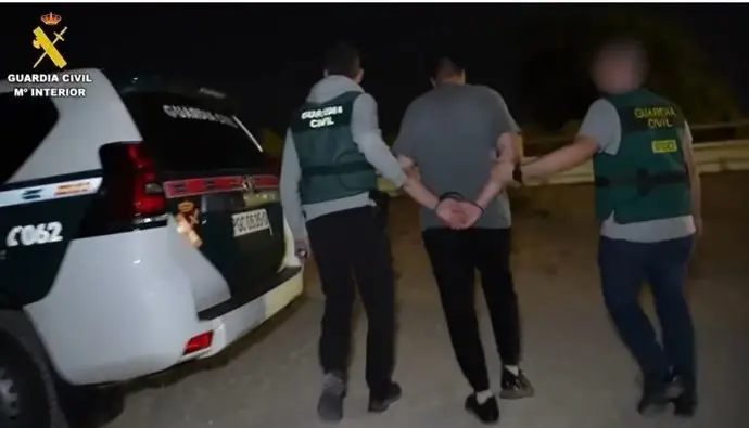 El acusado de pilotar la narcolancha que mat&oacute; a dos guardias civiles en Barbate en el momento de ser detenido (foto:  EP)