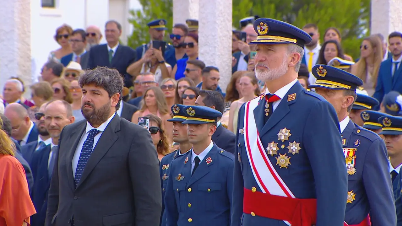 L&oacute;pez Miras junto al rey Felipe VI en San Javier (foto: La 7)