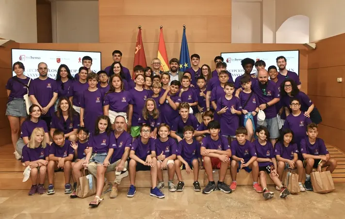 El presidente L&oacute;pez Miras recibe a 36 ni&ntilde;os con hemofilia de siete provincias que participan en un campamento en Totana para aprender a fomentar su autonom&iacute;a