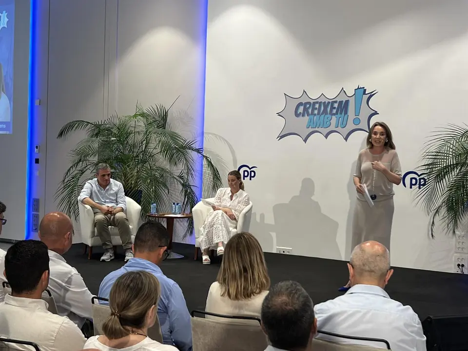 La vicesecretaria de Regeneraci&oacute;n Institucional del PP, Cuca Gamarra, interviene en un acto del PP de Ibiza junto a la presidenta del PP de Baleares, Marga Prohens, y el presidente del PP de Ibiza, Jos&eacute; Vicente Mar&iacute;.