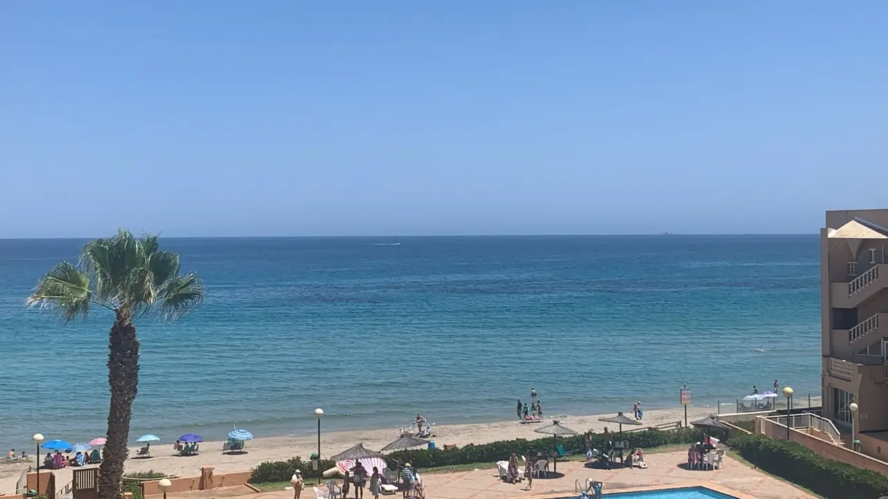 Tramo de La Manga que se ha cerrado al ba&ntilde;o tras encontrarse aguas fecales (foto: La 7)