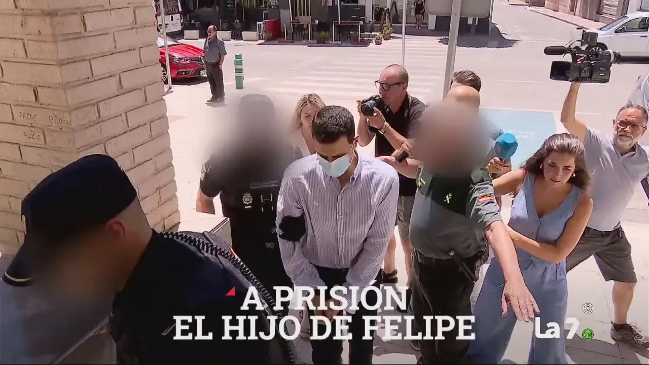 El hijo del comerciante fallecido en Molina de Segura entra al juzgado donde se ha decretado su ingreso provisional a prisi&oacute;n  (foto: La 7)