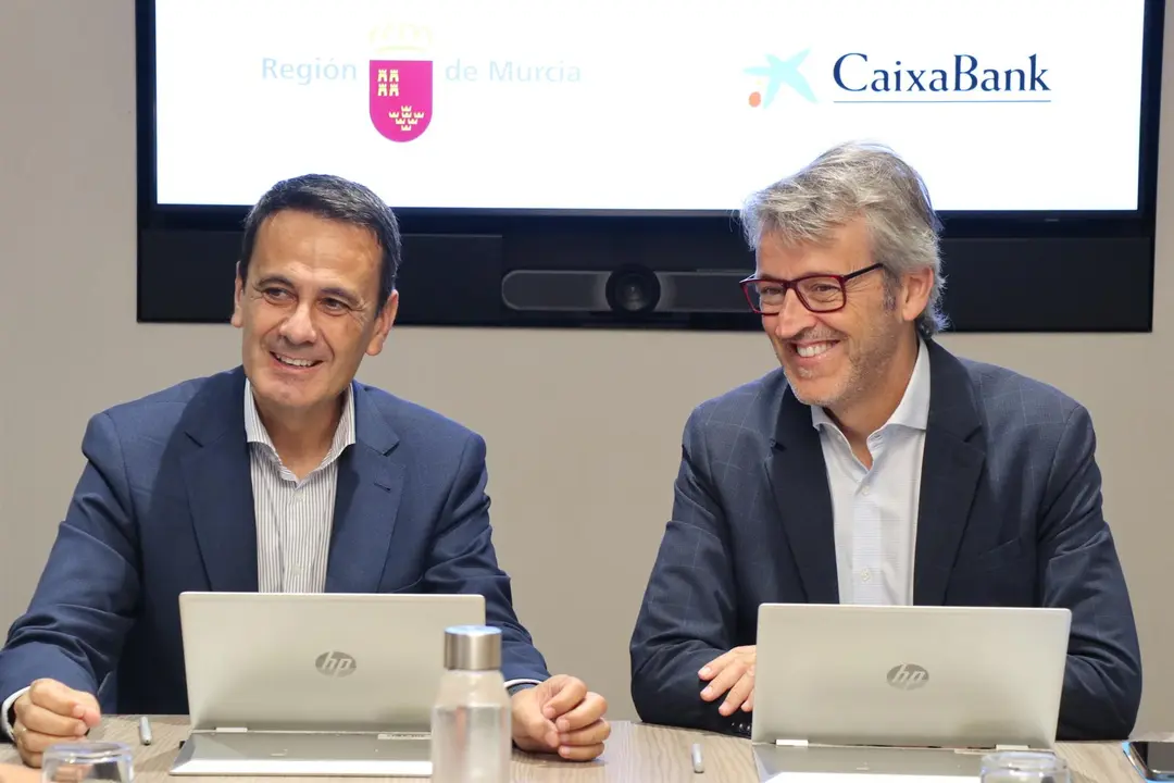 El consejero de Econom&iacute;a, Hacienda, Fondos Europeos y Transformaci&oacute;n Digital, Luis Alberto Mar&iacute;n, acompa&ntilde;ado del director de CaixaBank en la Regi&oacute;n de Murcia, Juan Jes&uacute;s Lozano