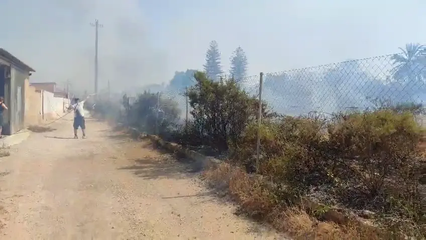 Incendio en una parcela de Cabezo de Torres (foto: La 7)