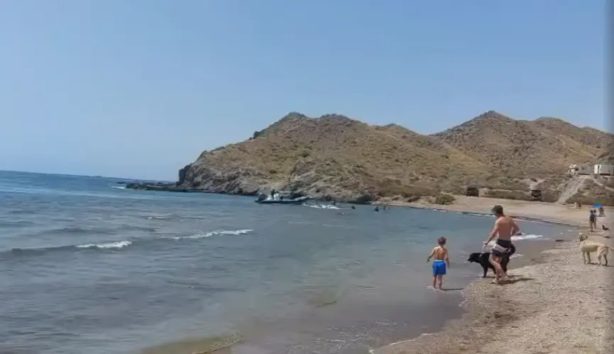Llegada de una patera a una playa de &Aacute;guilas (foto: German Garcia Parra)