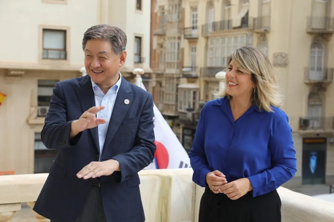 El embajador de la Rep&uacute;blica de Corea, Lim Soosuk, ha sido recibido en el Palacio Consistorial por la alcaldesa de Cartagena, Noelia Arroyo (foto: Ayuntamiento de Cartagena)