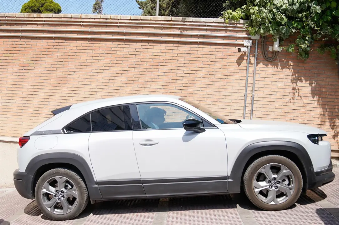 Salida del coche con Francesco Arcuri y el hijo menor del italiano y Juana Rivas de los juzgados granadinos de Caleta (foto: EP)