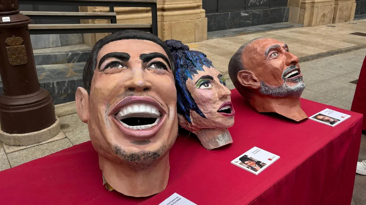 Diez nuevos cabezudos caricaturizados con los rostros de los murcianos m&aacute;s emblem&aacute;ticos desfilar&aacute;n en la Feria de Murcia (foto: Ayuntamiento de Murcia)