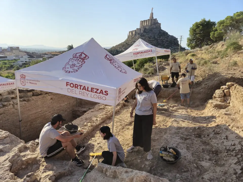 Voluntarios trabajando en Monteagudo