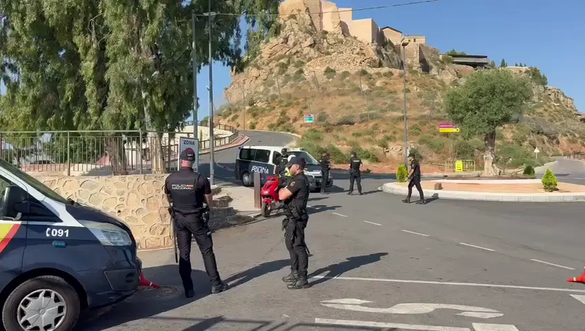 Dispositivo de b&uacute;squeda en Lorca para encontrar al autor del tiroteo (foto: La 7)