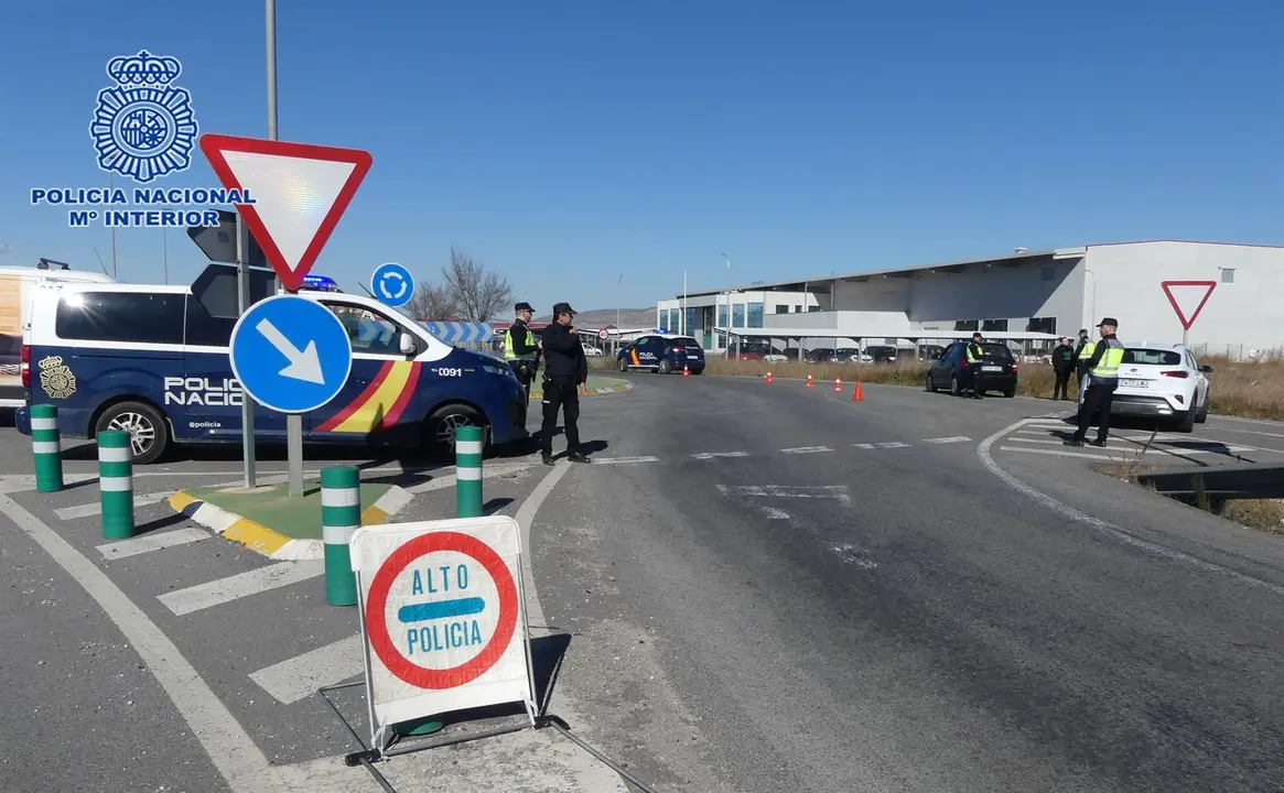 Imagen de archivo durante un control de la Polic&iacute;a Nacional similar al que tuvo lugar tras la detenci&oacute;n de dos personas por explotaci&oacute;n laboral (foto: PN)