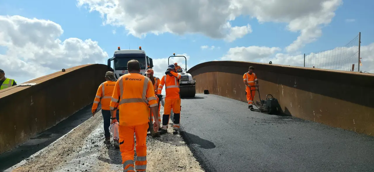 El puente de El Raal encara el final de sus obras con la ejecuci&oacute;n del aglomerado (foto: Ayuntamiento de Murcia)