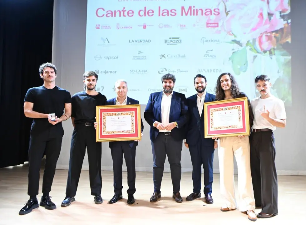 El jefe del Ejecutivo regional, Fernando L&oacute;pez Miras, preside la entrega del Castillete de Oro del Festival Internacional del Cante de las Minas, que recay&oacute; en el periodista Vicente Vall&eacute;s y el grupo cartagenero Arde Bogot&aacute; (foto: EP)