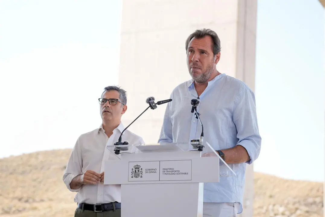 F&eacute;lix Bola&ntilde;os y &Oacute;scar Puente en las obras del Viaducto de los Feos (foto: EP)