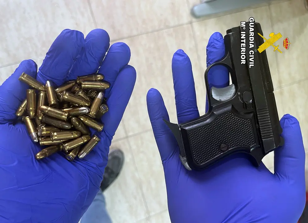 Arma con munici&oacute;n intervenida a los tres arrestados, pertenecientes a un grupo delictivo que comet&iacute;a robos con violencia en la Regi&oacute;n (foto: GC)