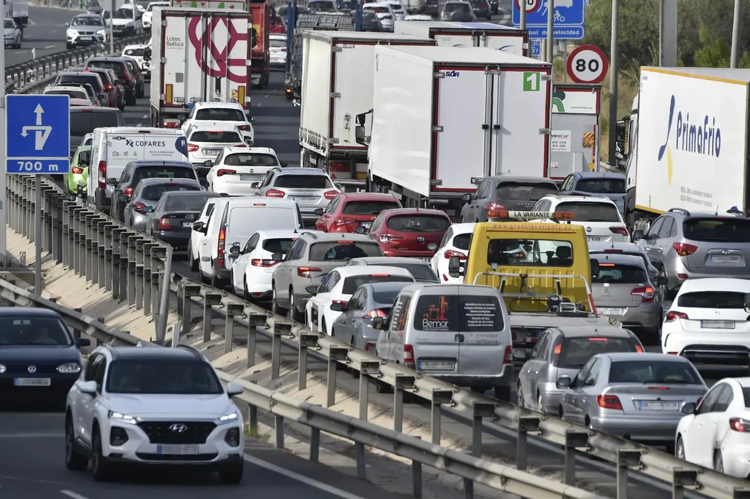 Varios veh&iacute;culos circulan por la Autov&iacute;a del Mediterr&aacute;neo (foto: EP)