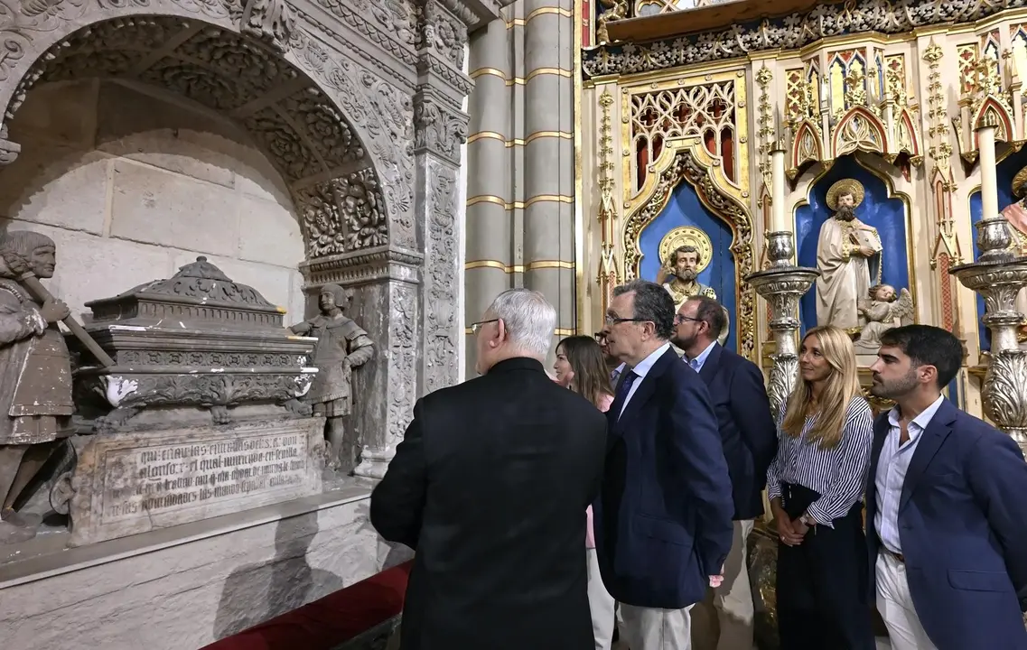 El alcalde de Murcia, Jos&eacute; Ballesta, y el obispo de la Di&oacute;cesis de Cartagena, Jos&eacute; Manuel Lorca, junto al monumento funerario que guarda el coraz&oacute;n de Alfonso X el Sabio en la Catedral de Murcia
- AYUNTAMIENTO DE MURCIA